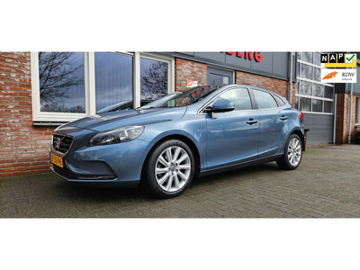 Volvo V40 1.6 T2 Momentum Navigatie! Cruise Control! Mooie/Nette Auto! Dealer Onderhouden!