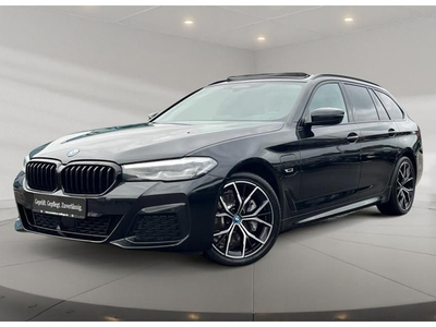 BMW 5 Serie Touring 530e xDrive M-SPORT ** LED, ADAPT. CRUISE, PANORAMA, 19-inch LMV, SHADOW-LINE ** 1e EIG - UNFALLFREI ** ** INFORMEER OOK NAAR ONZE AANTREKKELIJKE FINANCIAL-LEASE TARIEVEN **