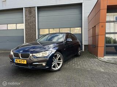 BMW 3-SERIE 320i Luxury