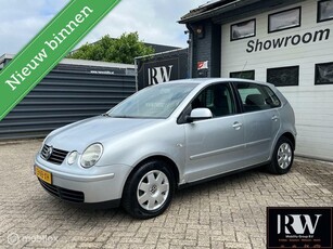 Volkswagen Polo 1.4-16V met airco, trekhaak en nieuwe apk!