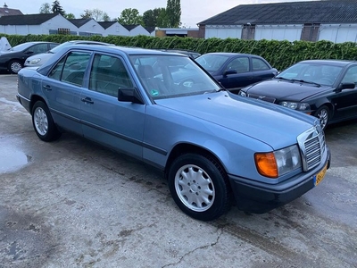 Mercedes-Benz 200-SERIE 230 E ZEER NETTE AUTO