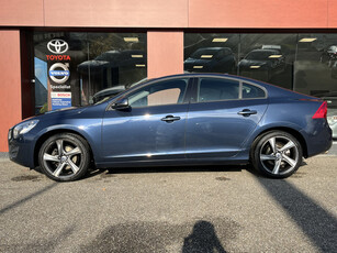 Volvo S60 1.6 T3 Kinetic AUTOMAAT | Navi | Trekhaak | Cruise | 18'' LMV