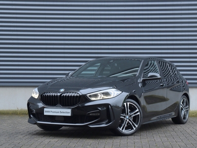 BMW 1-SERIE 5-deurs 118i | High Executive / M Sportpakket / Trekhaak / M Stoelen / HiFi / 18'' LMV