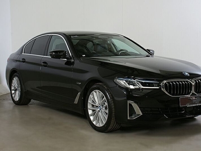 BMW 5 Serie 530e LUXURY ** LASER, HuD, LEDER, VERW. STUUR, ACC, MEMORY, PRIVACY ** 1e EIG - slechts 9.600km. ** ** INFORMEER OOK NAAR ONZE AANTREKKELIJKE FINANCIAL-LEASE TARIEVEN **