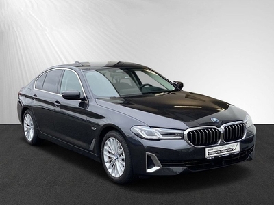 BMW 5 Serie 530e xDrive LUXURY ** LASER, HuD, LEDER, KEYLESS, ACC, MEMORY, PRIVACY ** 1e EIG - 19.300km. - ex BMW AG ** ** INFORMEER OOK NAAR ONZE AANTREKKELIJKE FINANCIAL-LEASE TARIEVEN **