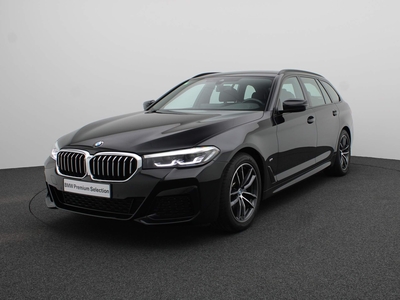 BMW 5-SERIE Touring 520i High Executive M Sportpakket / Trekhaak / Achteruitrijcamera / 18'' - Spring Sale