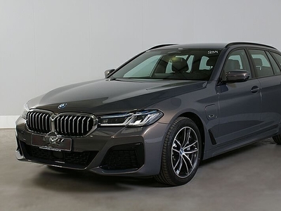 BMW 5 Serie Touring 530e M-SPORT ** LASER, HuD, LEDER, TREKH, ACC, KEYLESS, DR. ASS+, 4-zone AIRCO ** 1e EIG - 11.559km. ** ** INFORMEER OOK NAAR ONZE AANTREKKELIJKE FINANCIAL-LEASE TARIEVEN **