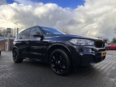 BMW X5 xDrive30d High Executive M-Sport-Pack Innovation-Pack Aut. *PANO | DAKOTA-VOLLEDER | HARMAN/KARDON-AUDIO | SURROUND-VIEW | FULL-LED | HUD | ACC | BLIND-SPOT | MEMORY-PACK | NAVI-FULLMAP | DAB | ECC | PDC | SPORT-SEATS | LANE-ASIST | AKRAPOVIC |