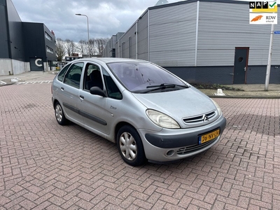 Citroen Xsara Picasso 1.8i-16V Différence 2 rijd en schakelt goed uitlaat lekt