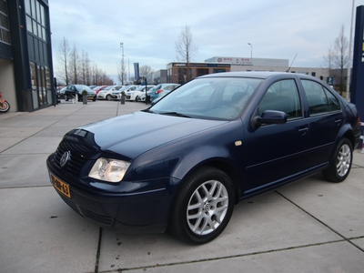 VOLKSWAGEN BORA 1.6 Highline NAP-dealer onderhouden! Clima, elek pakket, NL auto, UNIEK! ZOMERDEAL!