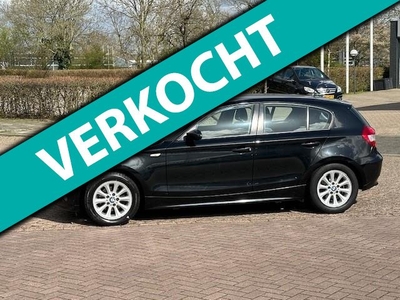 BMW 1-serie 116i,bj.2005,kleur: zwart,5 deurs,airco,navigatie met groot scherm,APK tot 03/2025 en NAP met 232847 km.sportvelgen.