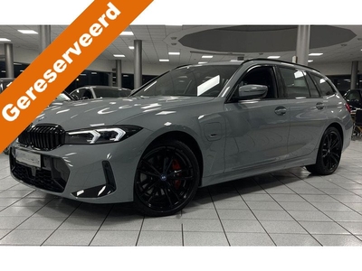 BMW 3 Serie Touring 330e M-SPORT Pro (LCI) ** ADAPT. LED, TREKH, M-Remmen, 19-inch LMV, ACC, HuD, H&K Sound ** 1e EIG - Slechts 3.456** ** INFORMEER OOK NAAR ONZE AANTREKKELIJKE FINANCIAL-LEASE TARIEVEN **