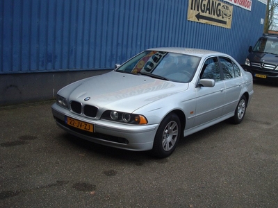 BMW 5 Serie 520i - Nieuwe APK - Automaat - Airco - Cruise control - 4 electrische ramen - 2x sleutel - Centrale deurvergrendeling - LM velgen - Trekhaak - Metalic lak - Radio/cd speler .