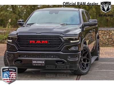 Dodge Ram 1500 LIMITED NIGHT RED LINE ® | PRIJS MET LPG EN COVER | VIRTUAL CLUSTER | ADG HUD | ALLE OPTIES | 5.7 V8 HEMI 402PK | 4X4 | DUBBELE CABINE | DC | CREW CAB | GRIJSKENTEKEN | VOORRAAD NR 2038 - N650185 | MEEST LUXE SPORT UITVOERING !