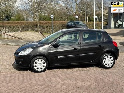 Renault Clio 1.2-16V Special Line,bj.2008,kleur:zwart,5 deurs,airco,dealer onderhouden,APK 03/2025 en NAP met 182621 km.stereo,etc