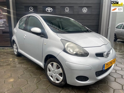 Toyota Aygo 1.0-12V Comfort AIRCO - 5 DEURS - NW APK - LAGE KM - N.A.P - 3e EIGENAAR