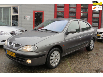 Renault Mégane 1.6-16V sedan. AUTOMAAT , AIRCO, PDC