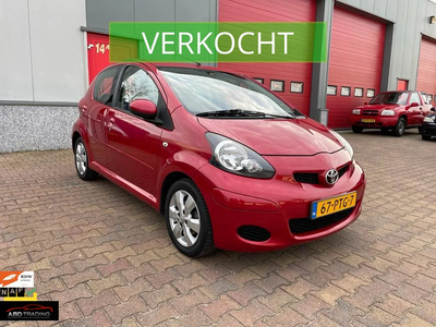 Toyota Aygo 1.0 12v VVT-i Aspiration Red VERKOCHT!!AIRCO|CV-NAP|NAVIGATIE|HALF LEDER BEKLEDING