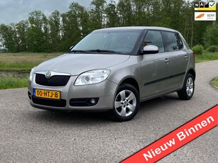 Skoda Fabia 1.6-16V Elegance 5DRS AIRCO NAP 105PK DALER ONDERHOUDEN