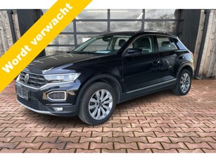 Volkswagen T-Roc 1.5 TSI 150PK Sport | Automaat | Trekhaak | ACC | Stoel- stuurverwarming | LED | Virtual Cockpit | 17