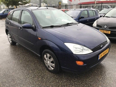 Ford Focus 1.6 16v Ghia (2001)