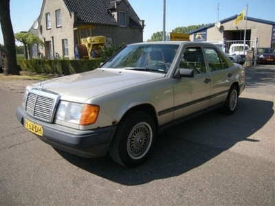 Mercedes-Benz 200 230 2.3 E (bj 1986)