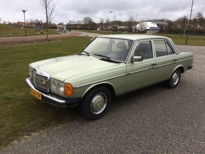 Mercedes-Benz 200-280 (W115) 200 (bj 1981)