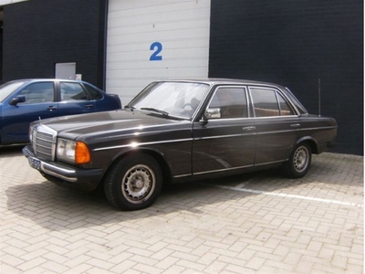 Mercedes-Benz 200-280 (W123) 200 (bj 1976, automaat)