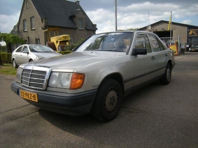 Mercedes-Benz 200-500 (W124) 230 E sedan met oa schuifdak