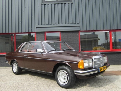 Mercedes-Benz 200-serie 230 CE AUT. VERKEERD IN ZEER