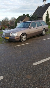 Mercedes-Benz E E220 (1993)