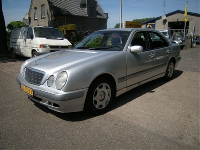 Mercedes-Benz E-klasse 200cdi classic (bj 2001)