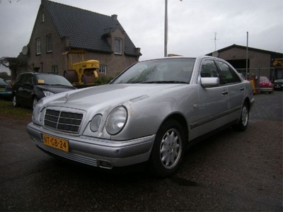 Mercedes-Benz E-klasse 300 D Elegance met oa airco, AUTOMAAT