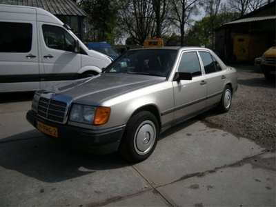 Mercedes-Benz E-klasse 300 E Sedan (bj 1986)