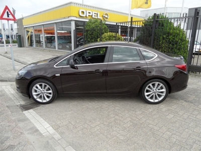 Opel Astra 1.4 Turbo Design Ed. / Navigatie (bj 2014)