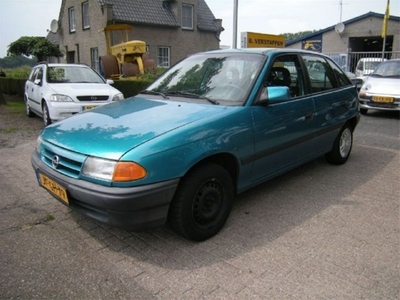 Opel Astra 1.4i Young 5 DEURS TAILLGATE (bj 1994)