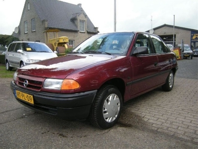 Opel Astra 1.6i Young AUTOMAAT, 4 DEURS SEDAN (bj 1994)