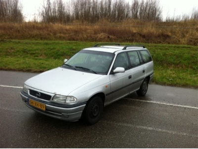 Opel Astra station 1.6 met airco uit 1997 zilver met APK