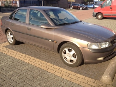 Opel Vectra 1.6 I 16V SDN (bj 1997)