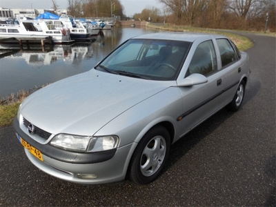 Opel Vectra 1.6i-16V GL (bj 1999)