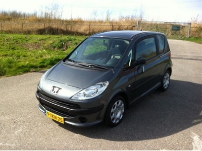 Peugeot 1007 1.4 urban uit 2008 nwe APK zeer aparte auto