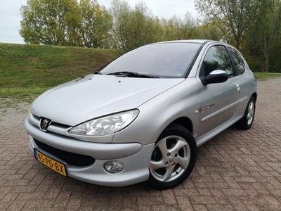 Peugeot 206 1.4-16V Quiksilver (2004)