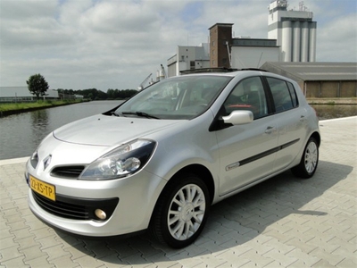 Renault Clio 1.6 16v 5drs. Rip Curl Panorama (bj 2007)