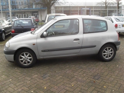 Renault Clio 1.6 RN (bj 1998, automaat)