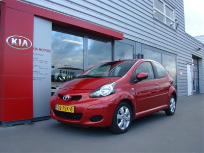 Toyota Aygo 1.0-12V Aspiration Red Navigator (bj 2011)