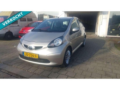 Toyota Aygo 1.0-12V ZEER NETTE AUTO / HALF LEER /