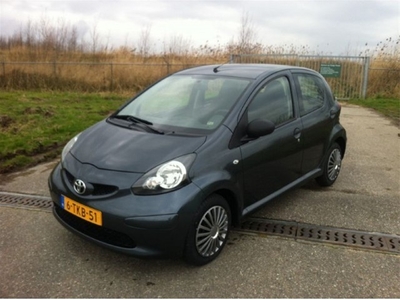 Toyota Aygo 1.0 VVTI 5-Deurs uit 2006 APK Grijs metallic