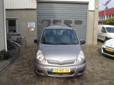 Toyota Yaris verso 1.3vvti linea sol (bj 2004)