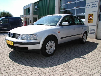 Volkswagen Passat 1.6 Trendline (bj 1998)