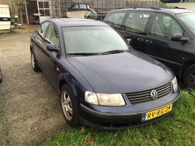 Volkswagen Passat 1.8-5V Trendline (bj 1997, automaat)